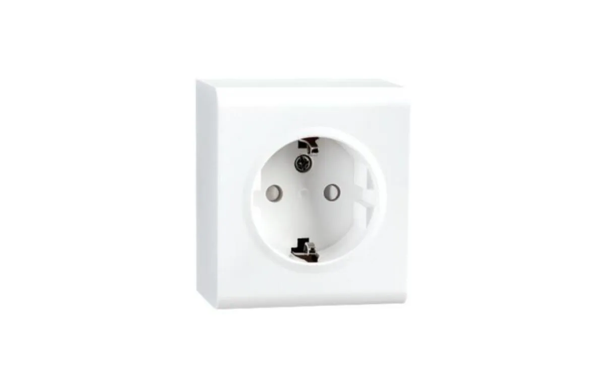 Pistorasia SG Install 1S/16A/IP21 PPJ 0X VAL – valkoinen