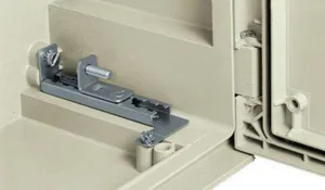 Asennuslevyn syvyyssäätö Schneider Electric Universal Enclosures - KESKUKSEN LISÄTARV UNIVERSAL E AS. LEVYN SYVYYSSÄÄTÖ PLM75/86