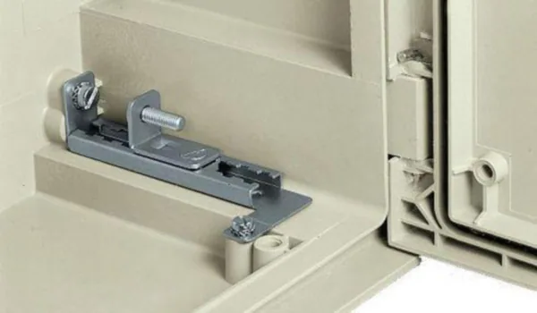 Asennuslevyn syvyyssäätö Schneider Electric Universal Enclosures KESKUKSEN LISÄTARV E AS. LEVYN PLM75/86