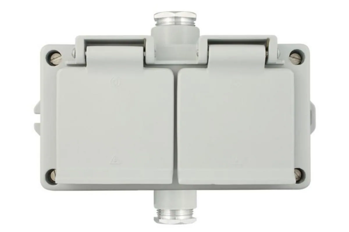 Pistorasia Selcast 2-os IP44 16A 2xPK16 HARM – harmaa