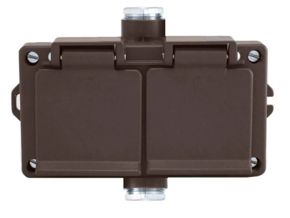 Pistorasia Selcast 2-os IP44 16A 2xPK16 – ruskea