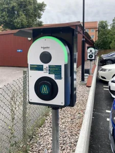Pylväskannatin Next Green Polebox - LATAUSASEMATARVIKE NEXT GREEN PYLVÄSKANNATIN POLEBOX 320 D