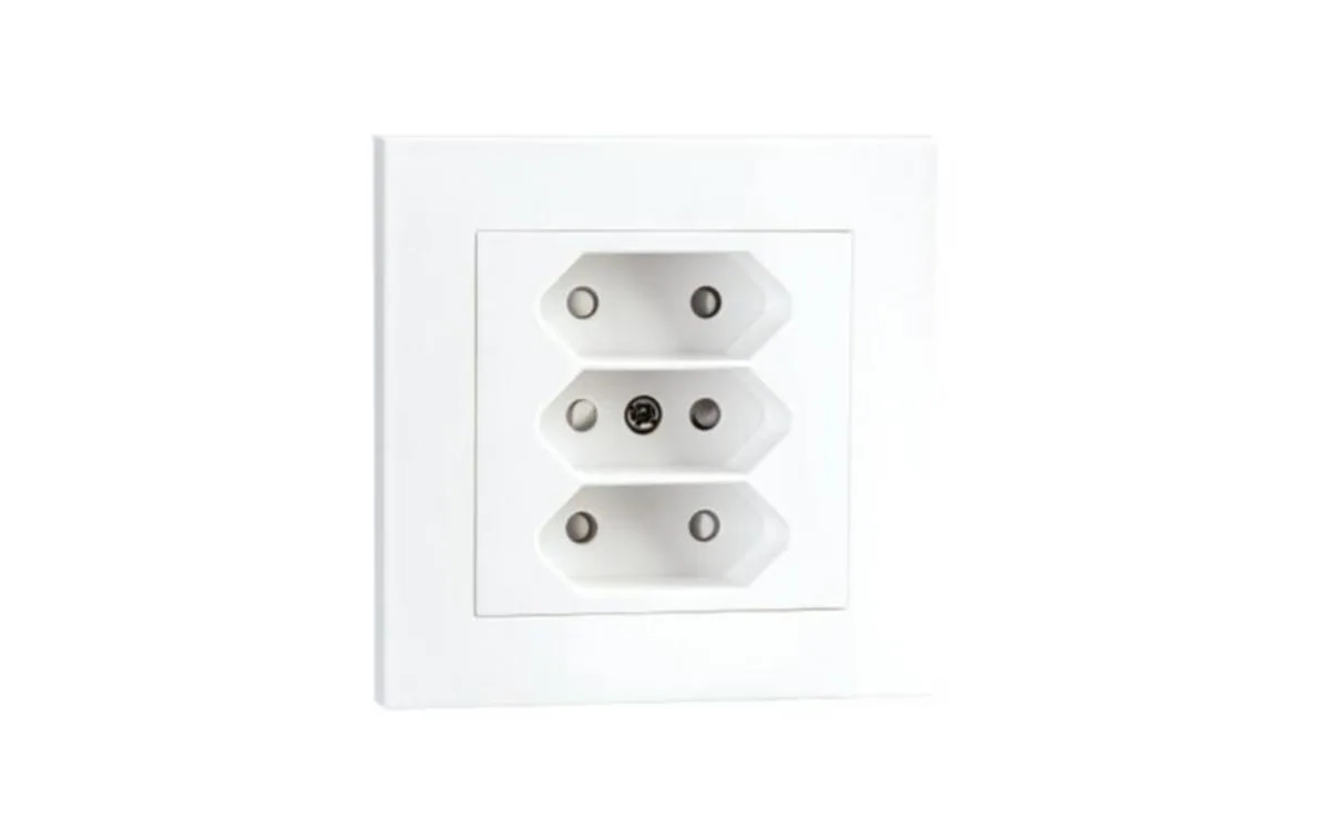 Pistorasia SG Install uppoasennus - PISTORASIA INSTALL 3E/2,5A/IP21 UKJ 2X VAL