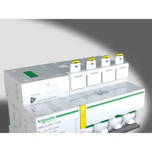 Kosketussuoja Schneider Electric Acti 9 - KOSKETUSSUOJA ACTI9 IC/ID60 RUUVIEN K.SUOJA 4P 20k