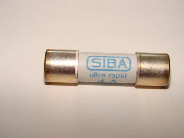 Putkisulake keraaminen UR Siba aR 17,5x41,8mm 240V