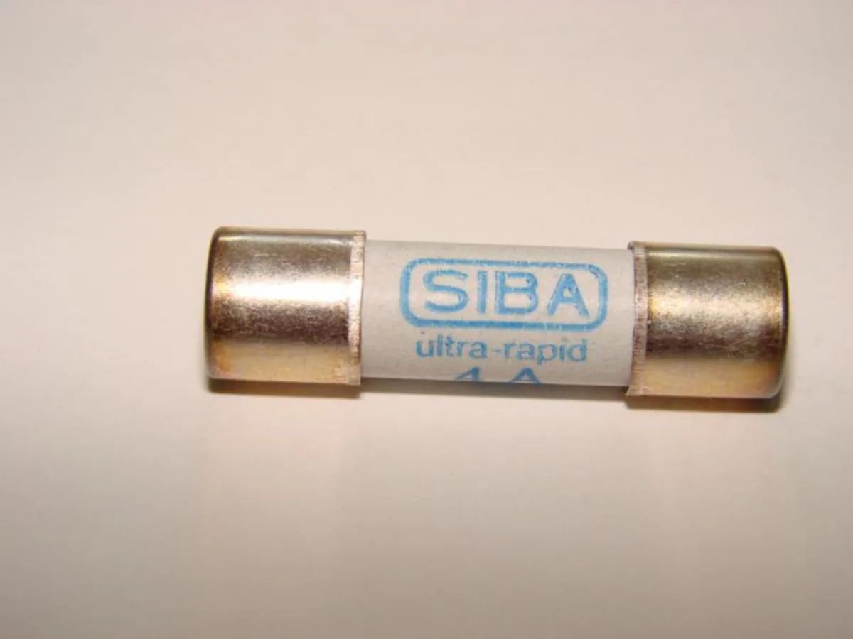 Putkisulake keraaminen UR Siba aR 10x38mm 600V - PUTKISULAKE KER. UR HELLERMANN AR 10X38MM 8A 600V