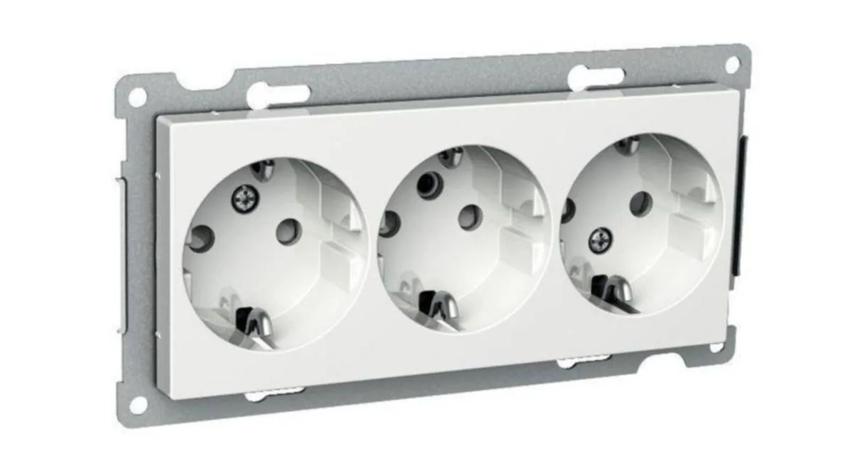 Pistorasia Schneider Electric Exxact 3-osainen keskiölevyllä - PISTORASIA EXXACT 3S/16A/IP20 2X UKR VAL