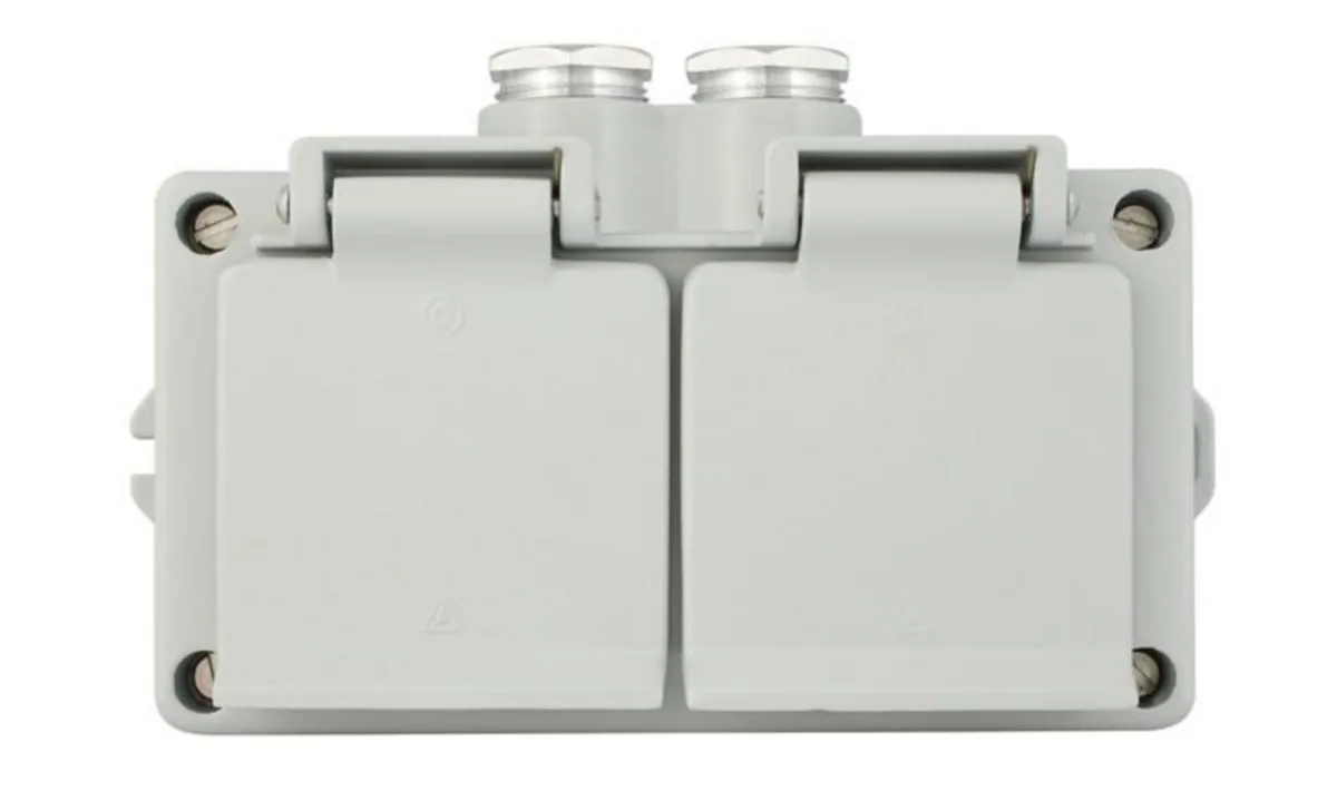 Pistorasia Selcast 2-os IP44 16A 2xPK16 HARM – harmaa