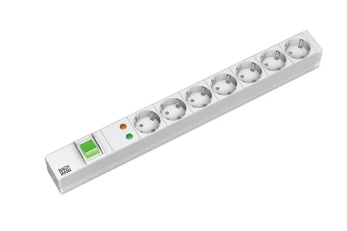 Jatkopistorasia Bachmann 19" - JATKOPISTORASIA BACHMANN 19" PDU 1U, 7 X PR+YLIJ.+KYTK.