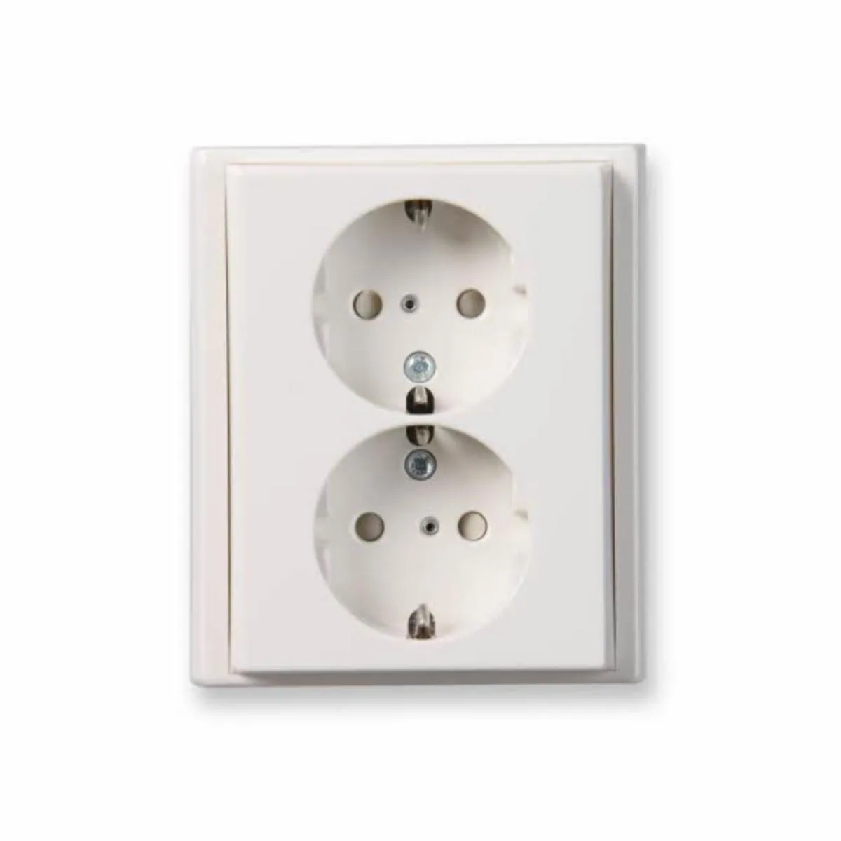 Pistorasia Ensto Intro 100mm 2S/16A/IP21/UPJ 0X VAL – valkoinen