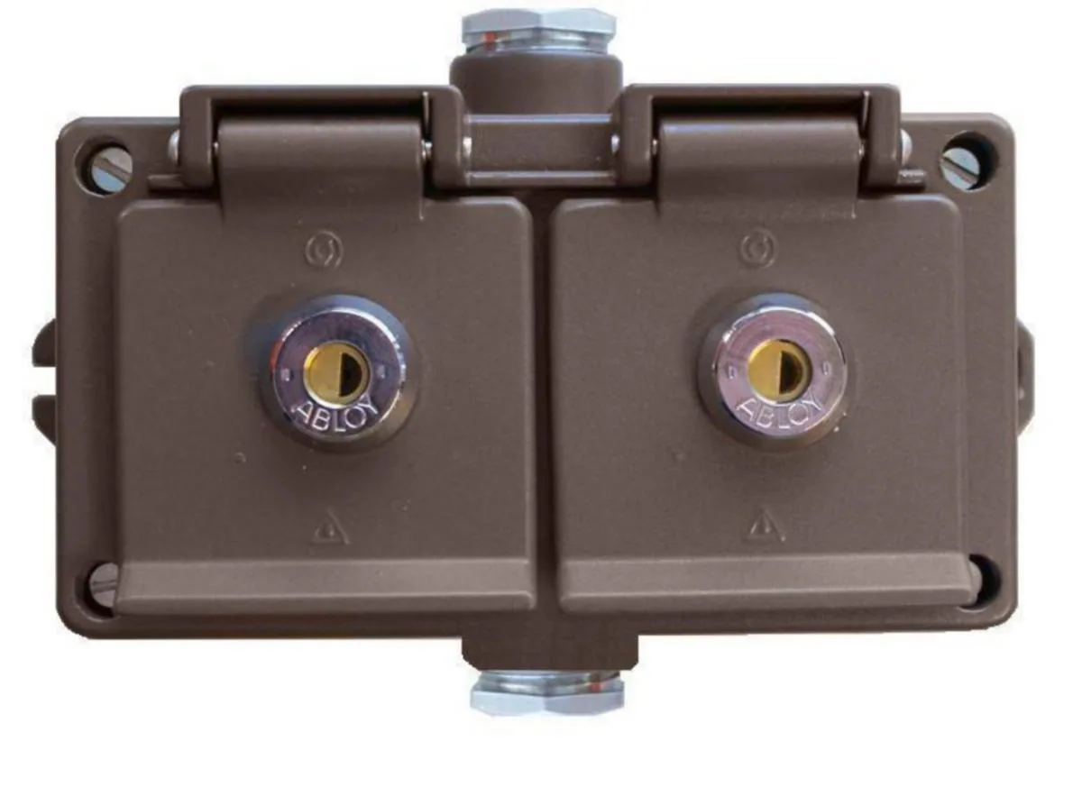 Pistorasia Selcast 2-os IP44 16A LUKOLLA 2xPK16 – ruskea