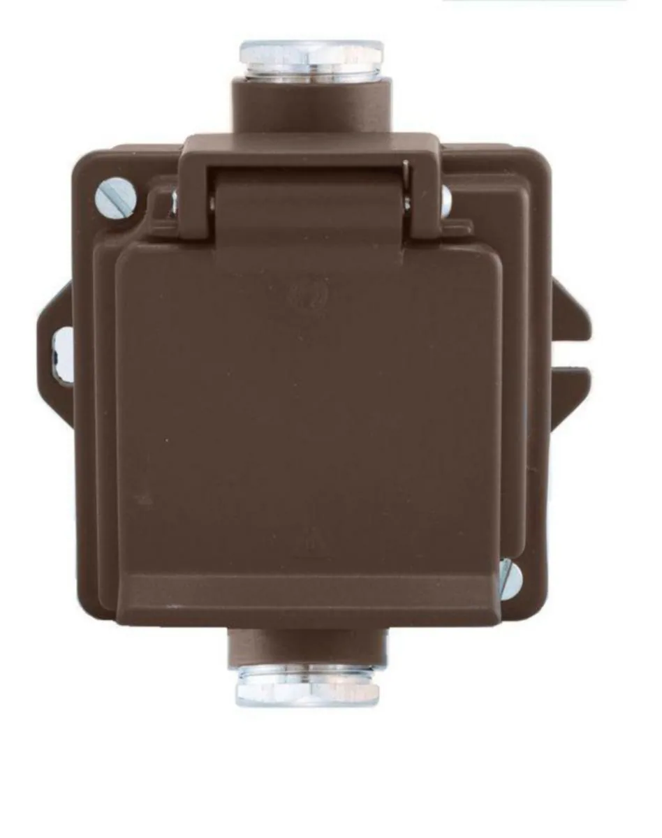 Pistorasia Selcast 1-os IP44 16A 2xPK16 – ruskea