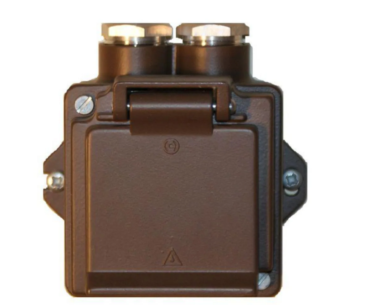 Pistorasia Selcast 1-os IP44 16A 2xPK16 – ruskea