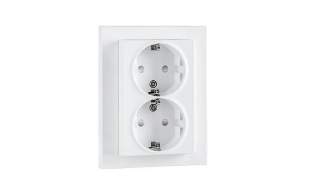Pistorasia SG Install 2S/16A/IP21UKJ 1 VAL – valkoinen